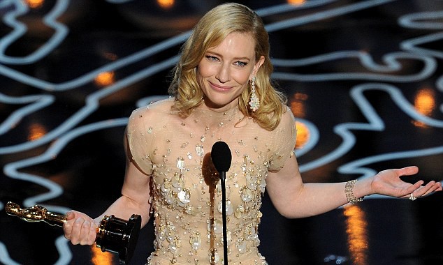 Cate Blanchett ôm tượng vàng Oscar ngủ cả đêm