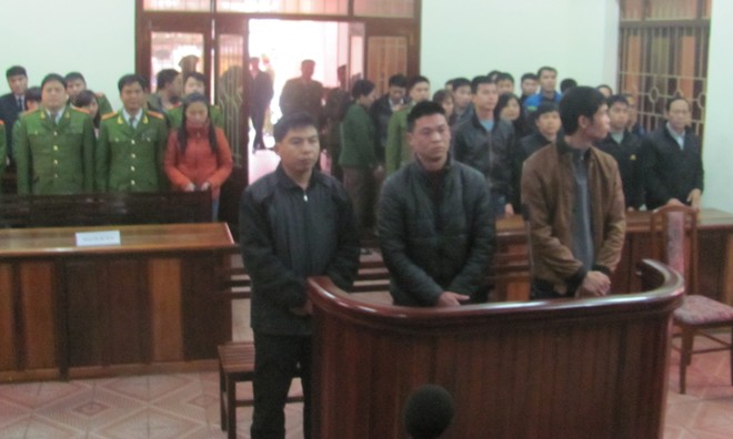 Các bị cáo cựu công an kháng bản án sơ thẩm của TAND TP Lạng Sơn. Ảnh: Duy Chiến.
