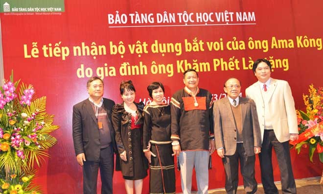 Lãnh đạo Bảo tàng, ông Mã Điền Cư cùng vợ chồng ông Khăm Phết Lào và đại diện báo Tiền Phong tại lễ công bố. Ảnh: Nguyễn Quyền