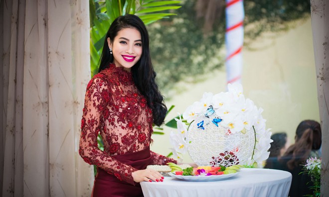 Á hậu thể thao Phạm Hương gợi cảm với váy ren đỏ rực
