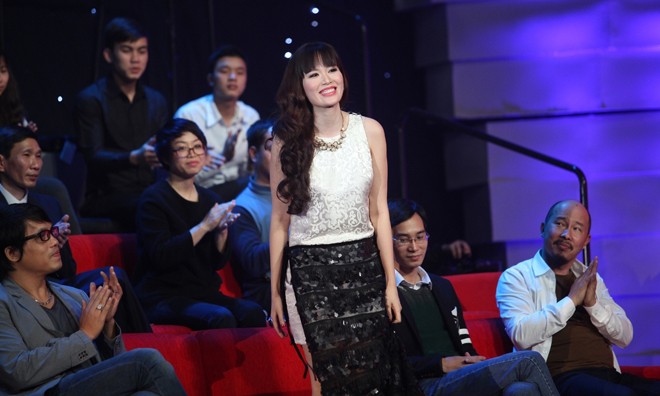 Hoa hậu Thu Thủy ngồi ghế hội đồng bình luận chương trình 'Giai điệu tự hào' số 3.