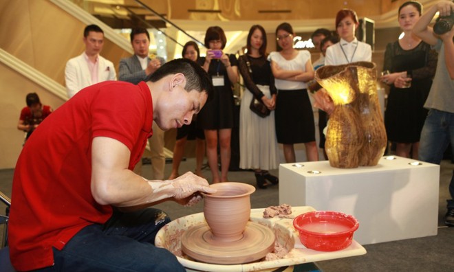 Nghệ nhân Phạm Anh Đạo biểu diễn nặn gốm ngay tại triển lãm.