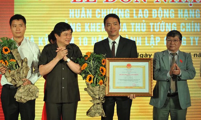 Ông Nguyễn Thế Kỷ, Phó Trưởng Ban Tuyên Giáo Trung Ương và Ông Lê Như Tiến, Phó Chủ nhiệm ủy ban Văn hóa giáo dục thanh thiếu niên và nhi đồng Quốc hội trao Huân chương và tặng hoa cho VNG.
