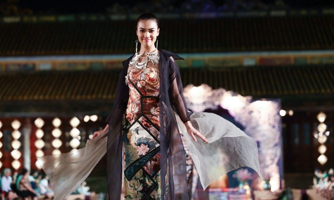 Hồng Quế mặc áo dài 'độc', múa trên sàn catwalk