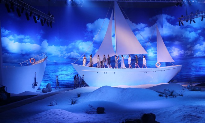 Sân khấu của đêm diễn được thiết kế kỳ công như một bãi biển thật.