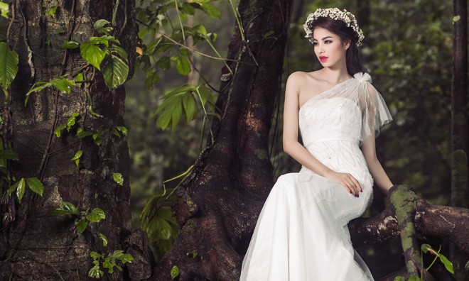 Á hậu Phạm Hương làm cô dâu gợi cảm trong rừng