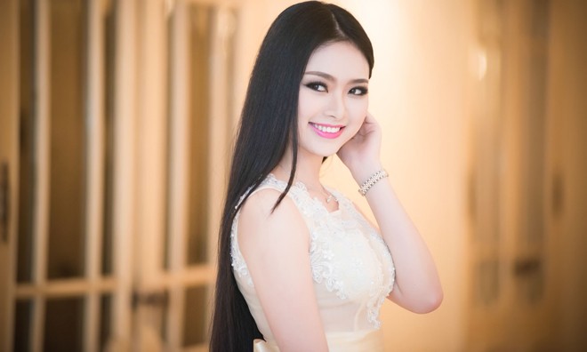 Hoa hậu dân tộc Ngọc Anh mặc váy ren trắng muốt gợi cảm