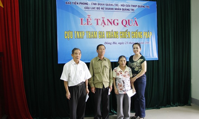 Lễ trao quà và chương trình giao lưu văn nghệ của các cựu TNXP tỉnh Quảng Trị tham gia chống Pháp và CLB Hội nữ Doanh nhân Quảng Trị. ẢNH: HT.