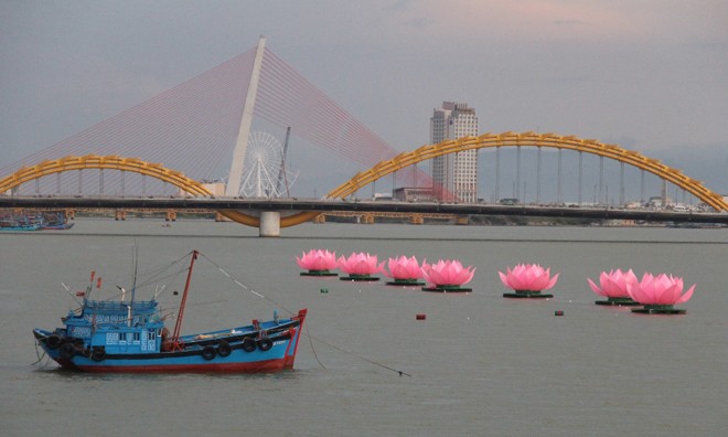 Thắp sáng bảy đóa sen hồng trên sông Hàn