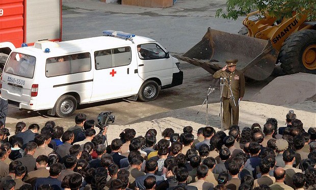 Một quan chức Triều Tiên đứng trước người dân ở thủ đô Bình Nhưỡng xin lỗi về vụ tai nạn sập nhà .