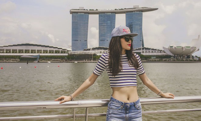 Trang Lạ chân dài, eo thon sexy ở Singapore