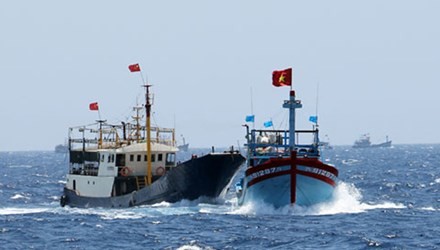 Tàu Trung Quốc tấn công tàu cá Việt Nam