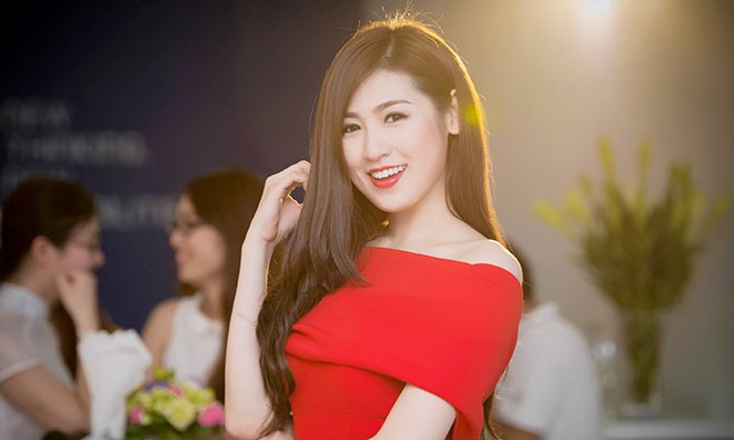 Á hậu Tú Anh mặc váy đỏ rực gợi cảm dự event