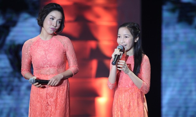 Mỹ Linh và con gái Mỹ An thể hiện ca khúc 'Đưa cơm cho mẹ đi cày' trên sân khấu chương trình Giai điệu tự hào số 5.