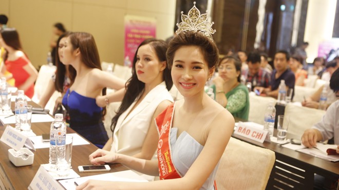 Hoa hậu Việt Nam 2012 Đặng Thu Thảo tại cuộc họp báo chiều nay