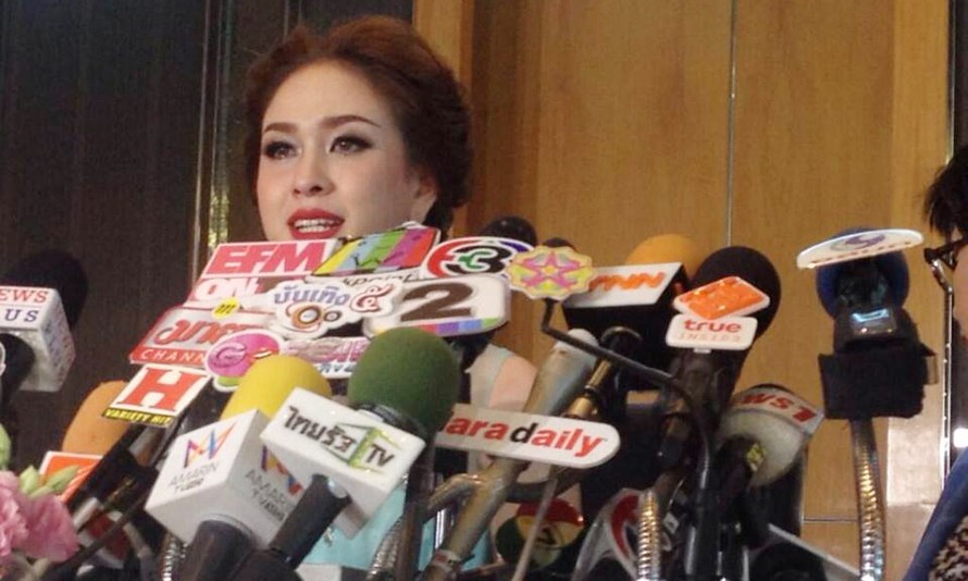 Hoa hậu hoàn vũ Thái Lan 2014 Weluree Ditsayabut rớt nước mắt khi tham dự cuộc họp báo trả vương miện vì sức ép của dư luận.