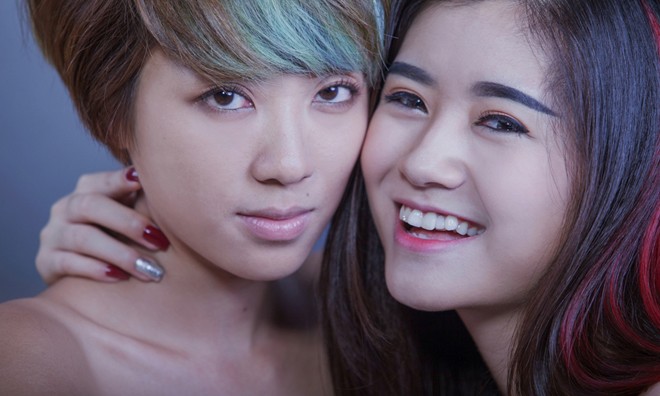 Yumi Dương và bạn diễn Uyên Như trong MV 'Nhắm mắt'.