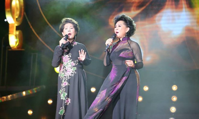Phương Dung và Giao Linh trên sân khấu đêm nhạc Sol Vàng với chủ đề 'Còn mãi những khúc tình ca' tối 14/6.