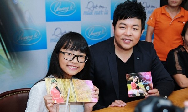 Phương Mỹ Chi và Quang Lê trong buổi ra mắt album.