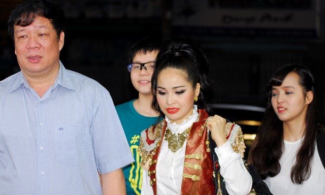 Trang Nhung được chồng đại gia đưa đi ăn đêm sau khi bị loại ở đêm bán kết 'Tuyệt đỉnh tranh tài' tối 14/6.