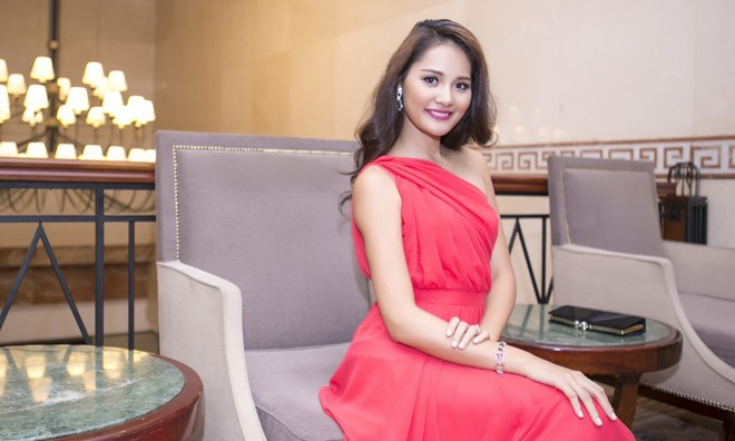 Hoa hậu Hương Giang đẹp kiêu sa với váy dạ hội đỏ.