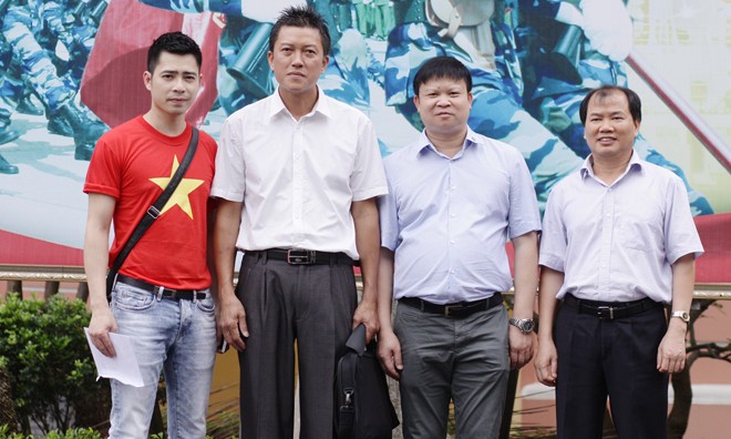 Ca sĩ Kevin Tuấn Hùng và đại diện Việt kiều tại thành phố Leipzig - CHLB Đức trao số tiền 310 triệu đồng ủng hộ lực lượng cảnh sát biển Việt Nam.