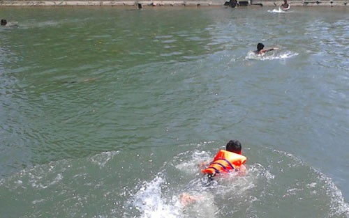 Những ngày nắng nóng, nhiều trẻ nhỏ thường xuống sông, ao hồ tắm rất dễ xảy ra đuối nước. Ảnh: VOV
