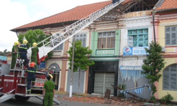 Hiện trường nơi xảy ra vụ sập 2 mái nhà.