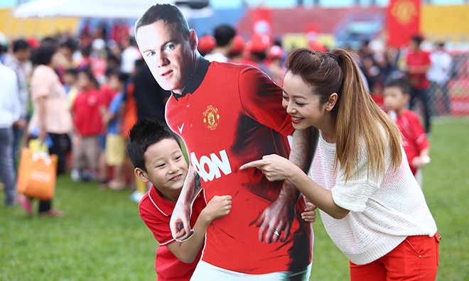 Jennifer Phạm và con trai Bảo Nam đã rất thích thú khi tạo dáng tinh nghịch bên hình nộm của cầu thủ nổi tiếng người Anh Wayne Rooney.