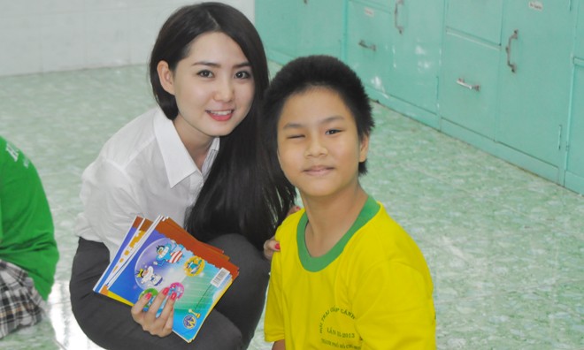 'Miss Áo dài' Kim Phương đến thăm trẻ em khuyết tật