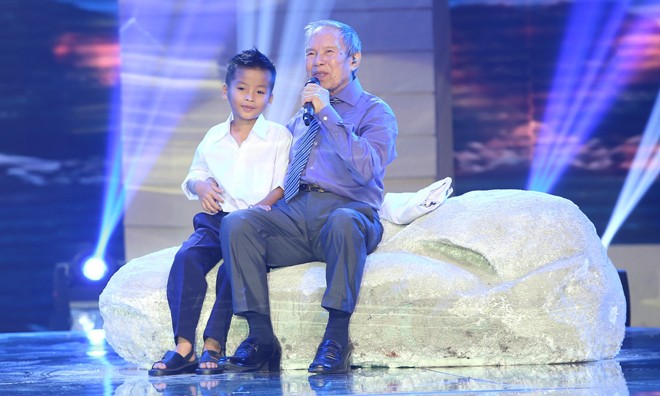 Danh ca Kiều Hưng tái xuất sân khấu ở tuổi 77.