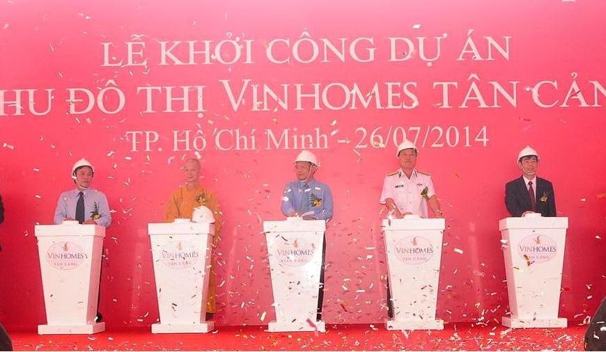 Lãnh đạo TP.Hồ Chí Minh và lãnh đạo Tập đoàn VinGroup cùng khách mời nhấn nút khởi động xây dựng Vinhomes Tân Cảng.
