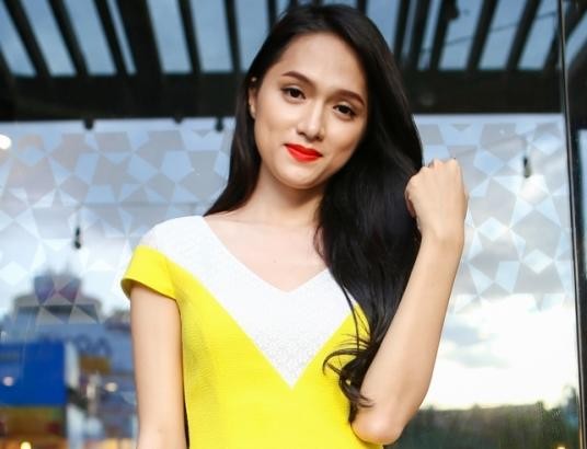 Hương Giang Idol mặc váy bị nghi là 'nhái' thiết kế của Dior.