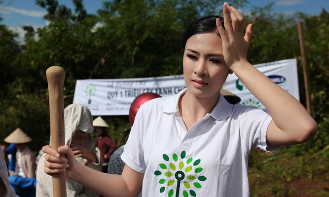 Hoa hậu Ngọc Hân nhễ nhại mồ hôi tham gia trồng cây xanh tại Điện Biên Phủ.