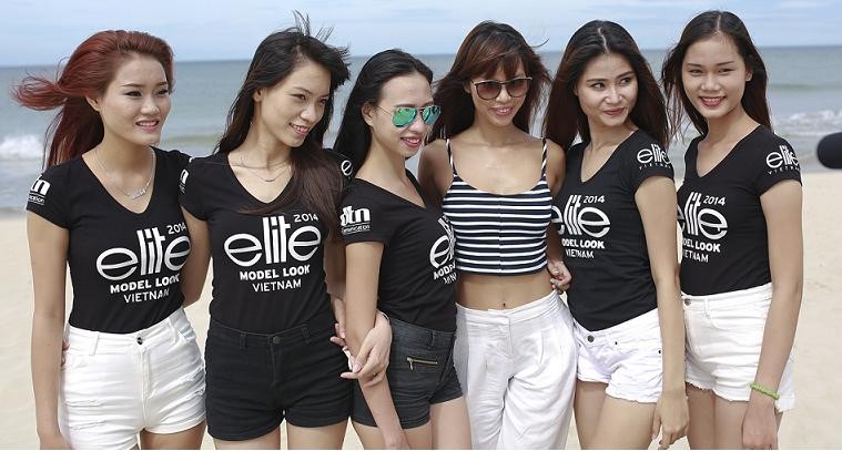 Các thí sinh Elite Model Look khoe dáng trên bãi biển cùng giám khảo Hà Anh.