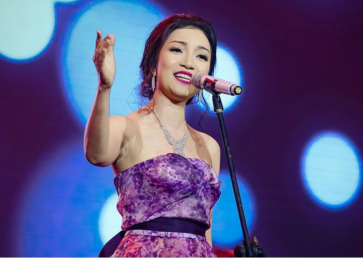 Phạm Thu Hà trình diễn trong sự kiện 'Woman in Music'.