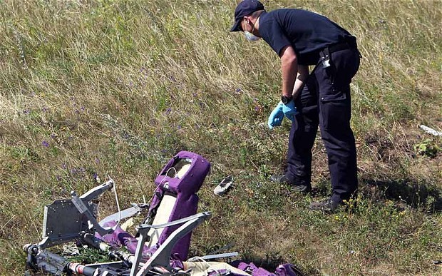 Nhân viên điều tra tại hiện trường rơi máy bay MH17.