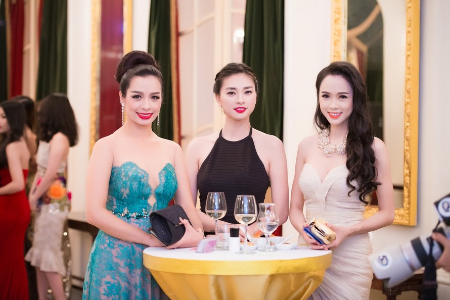 Cựu người mẫu Thúy Hằng, Ngô Thanh Vân và Vũ Ngọc Anh khoe nhan sắc lộng lẫy.