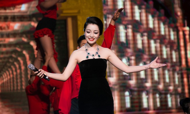 Tối qua (14/8), cùng góp mặt chương trình “Celebrity Night”, hai nàng thơ kiều diễm của Đức Trí là Phạm Thu Hà- Hồ Ngọc Hà đã thăng hoa trên sân khấu Thủ đô với ấn tượng âm nhạc thật khó quên.