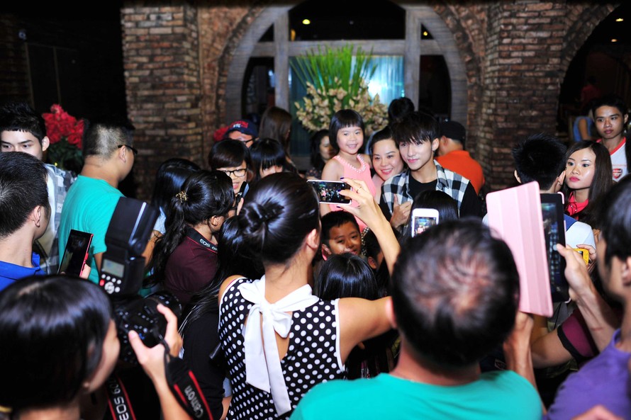Sơn Tùng MTP bị fans bao vây sau khi biểu diễn.