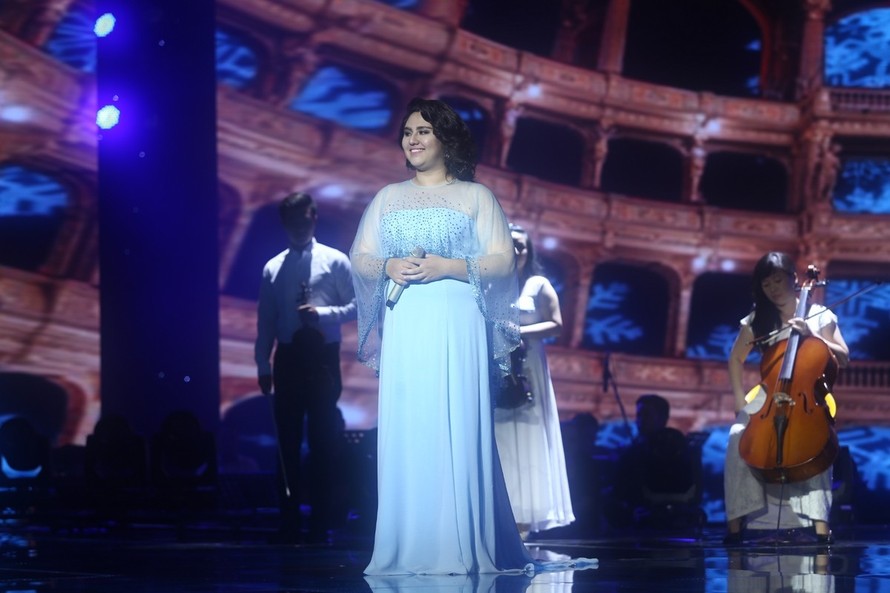 Cô gái mang hai dòng máu Azerbaijan và Việt Nam Sevinch gây ấn tượng trong liveshow 4 của chương trình X Factor - Nhân tố bí ẩn tối 17/8 với ca khúc kinh điển Somewhere over the rainbow.