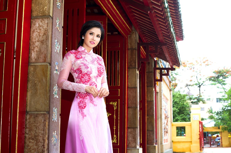 Vợ Phan Thanh Bình quyến rũ với áo dài sặc sỡ