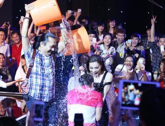 Clip: Hà Hồ, Mr. Đàm bị dội nước đá trên sân khấu X Factor