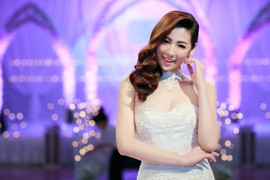 Á hậu Tú Anh xinh đẹp lộng lẫy mặc váy cưới.