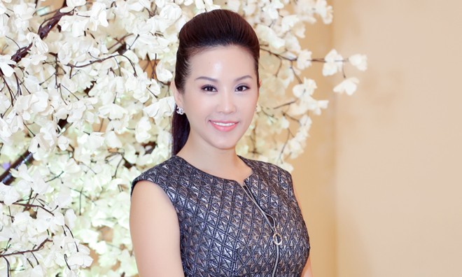 Hoa hậu Thu Hoài xuất hiện xinh đẹp và rạng rỡ.