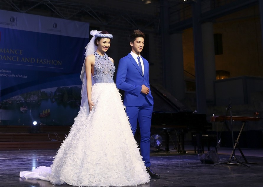 Hồng Quế làm vedette trong màn trình diễn váy dạ hội của NTK Hoàng Hải.