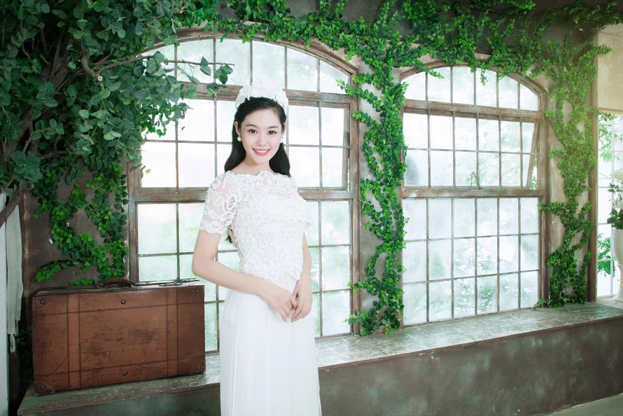 Linh Chi dịu dàng và nữ tính khi mặc váy cưới.