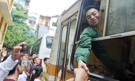 Gần 2.000 thanh niên Hà Nội lên đường nhập ngũ