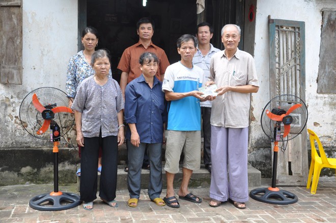 Ông Đoàn Văn Đạt tặng tiền cho ông Nguyễn Thanh Chấn. Nguyễn Trường