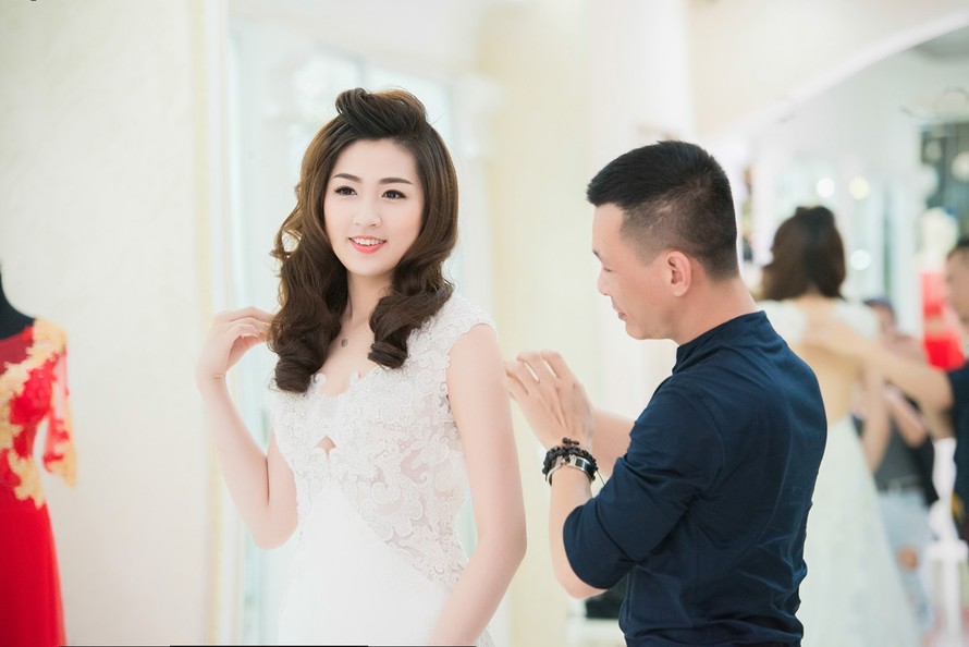 Á hậu Tú Anh xinh đẹp lộng lẫy khi thử váy cưới.